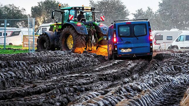 Autos werden mit Hilfe eines Traktors auf das Gelände des Heavy-Metal-Festivals in Wacken gezogen.