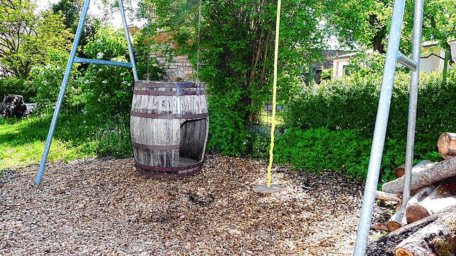 Bei der Fassschaukel in Roggenbeuren war der Fassboden zerstört worden. Matthäus Sturm reparierte ihn wieder.