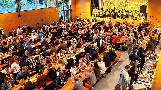 Die volle Gemeindehalle beim Schlachtfest im vergangenen Jahr. Der MV Lottstetten freut sich, auch dieses Jahr, auf viele hungrige und ...