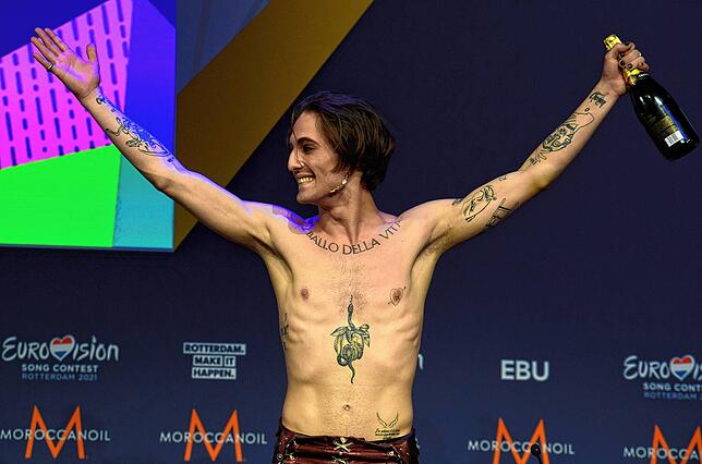 Der Sänger Damiano der Band ·Maneskin· (Italien) freut sich nach dem Gewinn des Eurovision Song Contest (ESC) während einer ...