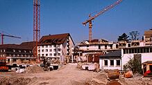 Die Baustelle des Rudolf-Eberle-Platzes mit dem Bau des Kursaals zu Beginn der 80er Jahre. Auf der rechten Seite befindet sich das ...