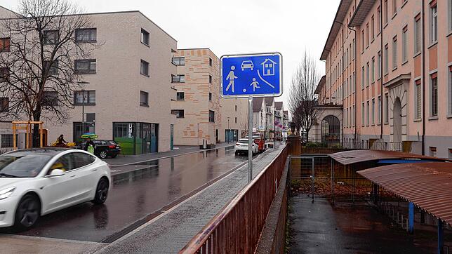 Flotte Autos sind in dieser Spielstraße keine Seltenheit: Jetzt hat sich ein Anwohner offiziell bei der Stadtverwaltung darüber beschwert.