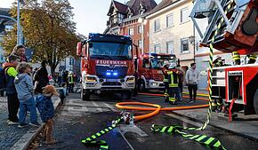 Faszination Feuerwehr: Besonders die jüngsten Zuschauer verfolgten mit großen Augen die Hauptübung der Feuerwehr Überlingen am ...