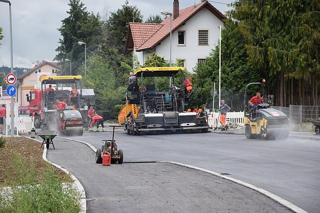 Der Abschnitt der Meßkircher Straße (Bundesstraße 313) direkt vor dem neuen Adler-Kreisverkehr hat einen neuen Asphaltbelag bekommen. ...