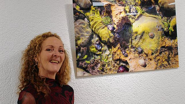 Hobby-Fotografin Iris Faller vor ihrem Lieblingsbild „Eintauchen“. Bild: Ingrid Ploss