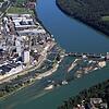 Das von Energiedienst betriebene Kraftwerk Rheinfelden. Links Industrieanlagen in Rheinfelden auf deutscher Rheinseite.