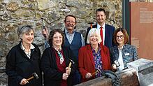 Anita Auer, Tanja Broghammer, Rainer Böck, Karin Neubarth-Raub, Michael Pohl und Claudia Geiser (von links) haben den Hammer schon in ...