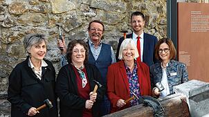 Anita Auer, Tanja Broghammer, Rainer Böck, Karin Neubarth-Raub, Michael Pohl und Claudia Geiser (von links) haben den Hammer schon in ...