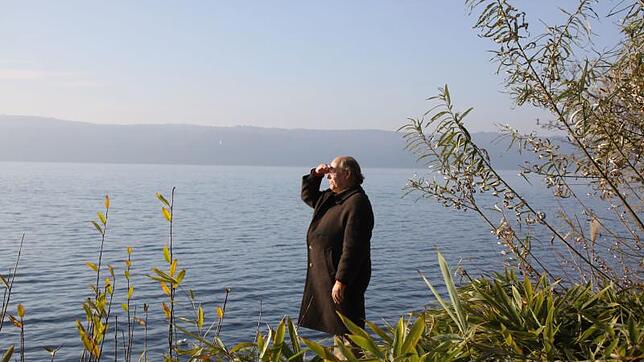 Kunsthistoriker Thomas Hirthe steht am Ufer des Sees – dort, wo einst der Holzpavillon stand.