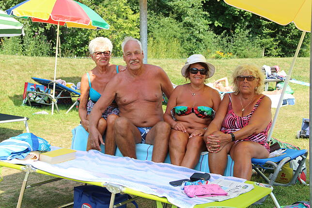 Seit Jahrzehnten kommen Lotte und Emil Stirnemann mit Christa Grießhaber und Christa Escherich (von links) ins Villinger Kneippbad und ...