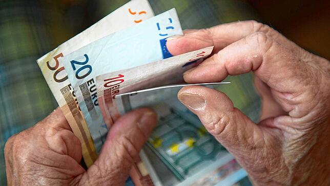 Eine ältere Frau zählt Geld. Rentner können seit einigen Monaten zusätzlich zur Rente unbeschränkt Geld hinzuverdienen.