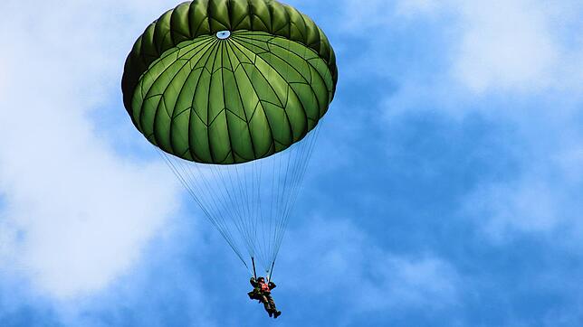 Rund 200 Fallschirmjäger der Bundeswehr trainieren in dieser Woche das Notlandeverfahren Wasserlandung im Bodensee vor Bodman-Ludwigshafen.
