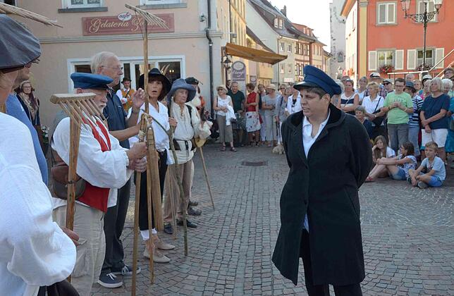 Der falsche Kommissar (Michaela Zurell, rechts) führt die Markdorfer hinters Licht.