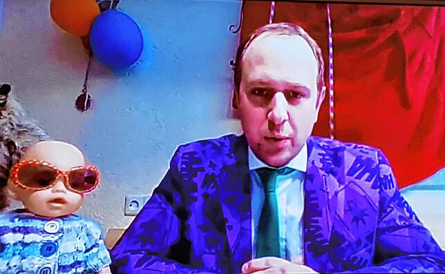 Jury-Mitglied und Ansager Andreas Weber kommentiert die Lumpenliedle-Beiträge aus dem Filmstudio in Kommingen, während seine Kollegen ...
