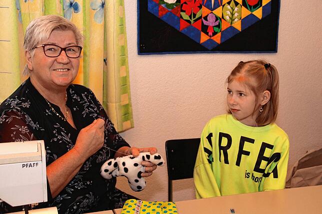 Gabi Zeller griff die Idee von einem Kindernähkurs auf und ist begeistert, wieviel Kreativität Carolina (9) und die anderen Kinder dabei ...