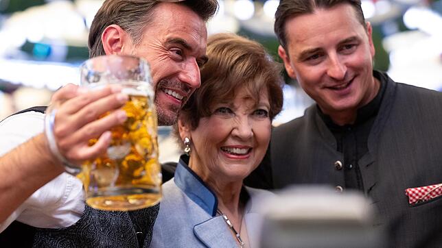 Florian Silbereisen (links) feierte schon 2023 auf der Wiesn. Hier mir Moderatorin Carolin Reiber (Mitte) und Sänger Andreas Gabalier. ...