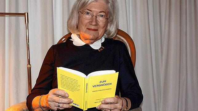 Gerry Schierholz mit ihrem neuen, vierten Buch mit dem Titel &bdquo;Zum Vergnügen&ldquo;.