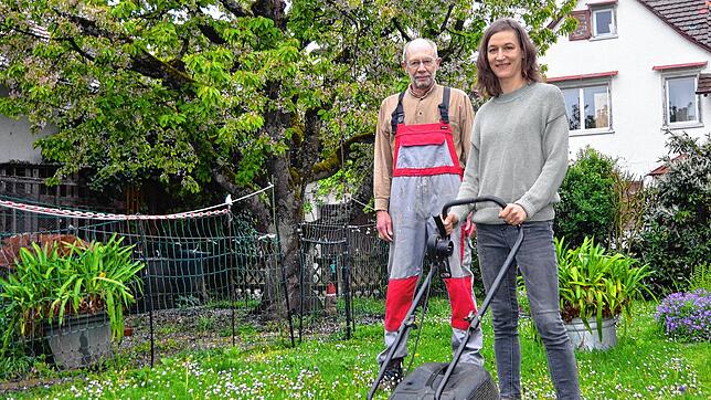 Die Tierärztin Cornelia Hintz und Albin Ströbele vom BUND-Ortsverband setzen beim Rasenmähen auf herkömmliche Technik. Bild: Jörg Büsche