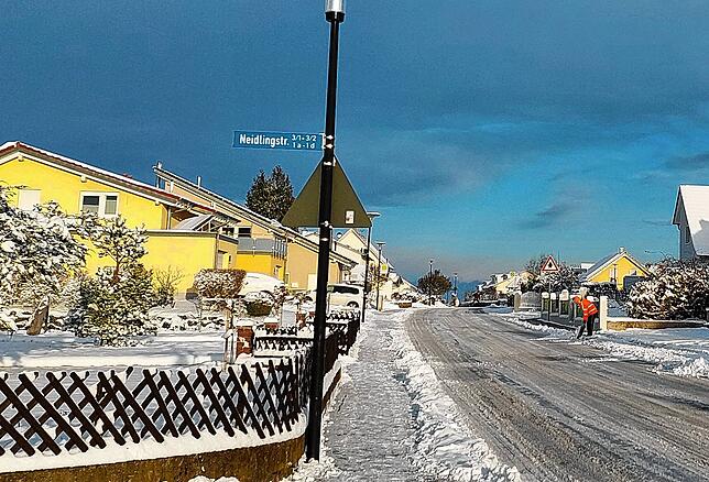 Früh aufstehen war angesagt, um den Schnee von den Gehwegen zu schaufeln, hier in der Neidlingstraße.