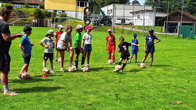 Groß ist der Ehrgeiz der Kinder beim Elfmeterschießen. Bild: Albert Bantle