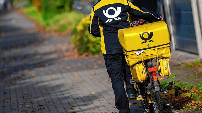 Eine Briefträgerin der Deutschen Post steigt auf ihr Postfahrrad. Die Deutsche Post hat bei der Zustellung von Briefen erhebliche ...