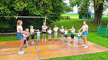 Unter der Leitung von Verena Hornung führen einige Kinder aus Riedböhringen beim Kinderfest einen kleinen Tanz auf. Fotos: Susanne Freitag