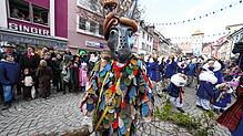 Ein Butzesel läuft beim Dienstagsumzug durch Villingen 2025: Die heimische Fastnacht begeistert viele Menschen, aber Menschen mit ...