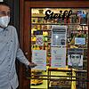 Günter Broeski, Spielwarenhändler aus Überlingen, ist froh über jeden Tag, den sein Geschäft offen bleiben darf.