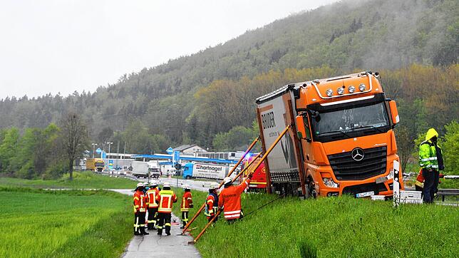 Dieses Bild zeigt deutlich die Gefahr für Fußgänger und Radfahrer, wenn der 40 Tonner am Donnerstag von der B 27 nach unten auf den Weg ...