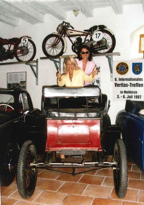 Alexandra und Anita Hofmann im Museum mit einem der ältesten Fahrzeuge, einem DeDion Motorwagen von 1899.