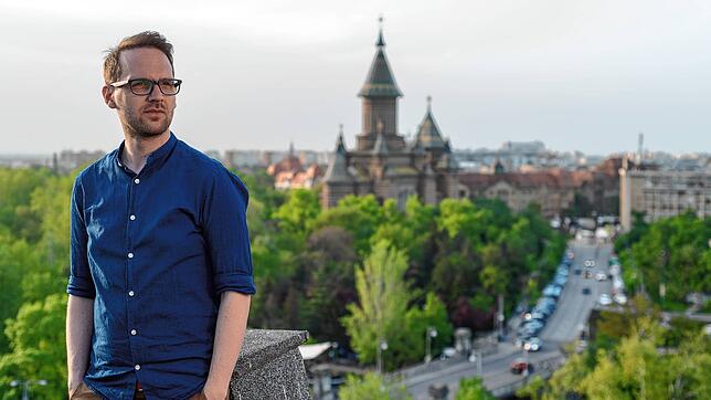 Dominic Fritz vor der Silhouette Temeswars. Am Sonntag wurde der Görwihler zum Bürgermeister der rumänischen Großstadt gewählt.