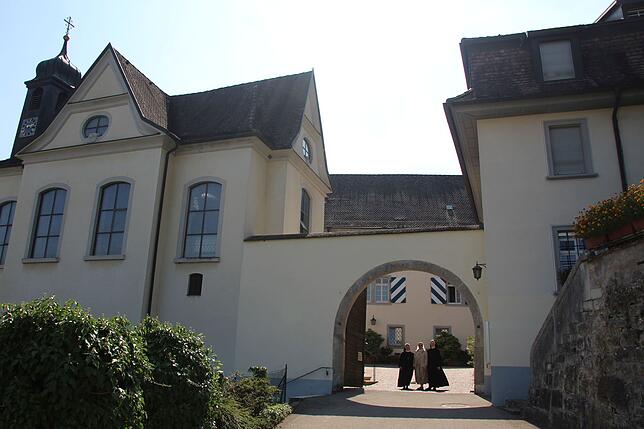 Das Kloster Marienburg Ofteringen mit drei Schwestern Passionistinnen. Aktuell leben dort vier Passionistinnen und eine Benediktinerin ...
