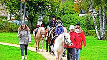 Für die Kinder gibt es beim Vielfaltsmarkt auch einiges zu erleben, unter anderem Ponyreiten. Bilder: Claudius Eberl