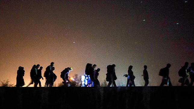 Für Ungarn war das ein Trauma: Flüchtlinge gehen im Herbst 2015 auf einen Checkpoint in Ungarn zu. Später schloss das Land seine Grenzen ...