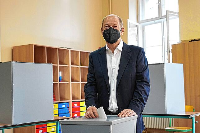 SPD-Kanzlerkandidat Olaf Scholz gibt in der Max Dortu Schule in Potsdam seine Stimme ab. Wird er der neue Kanzler? In den letzten ...