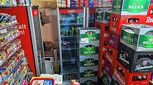 Im Innern des Kiosks stapelten sich bei unserem Besuch Kiste und andere Waren. Den Inhalt hat der Kioskbetreiber inzwischen entsorgt.