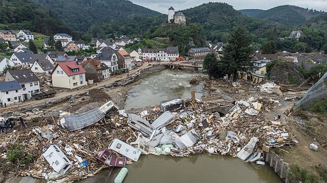 Meterhoch türmen sich Wohnwagen, Gastanks, Bäume und Schrott an einer Brücke über der Ahr in Altenahr. Das waren die Auswirkungen eines ...