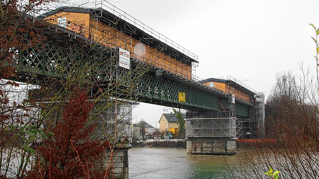 Die Sanierung der Eisenbahnbrücke zwischen Waldshut und Koblenz zieht sich seit bald zwei Jahren hin. Doch das Projekt wird von ...