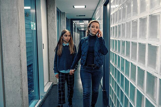 Für Luisa Hoffmann (Alina Fritsch), hier mit Tochter Liv, geht es in „Die Medusa“ um mehr als Ermittlungen.