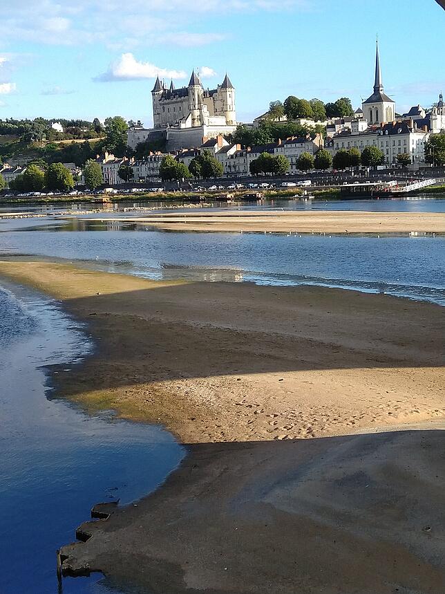 Früher Abend: Die Loire fließt zwischen Sandbänken und um Inseln herum durch Saumur, überragt von dem Schloss. Bilder: Roland Wallisch