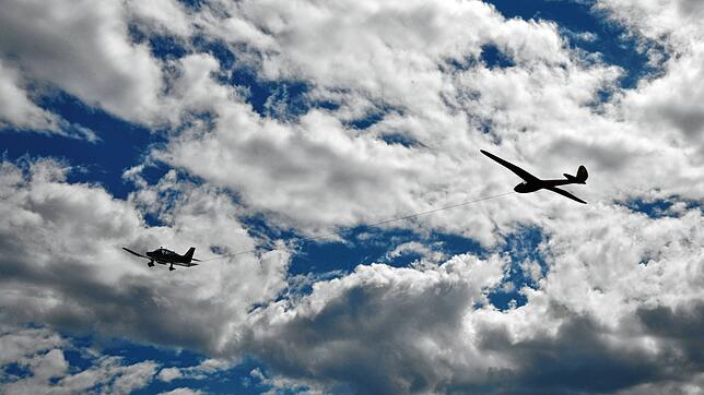 Unser Bild zeigt einen Segelflieger, der von einem Schleppflugzeug gezogen wird. Das Foto ist ein Symbolbild.