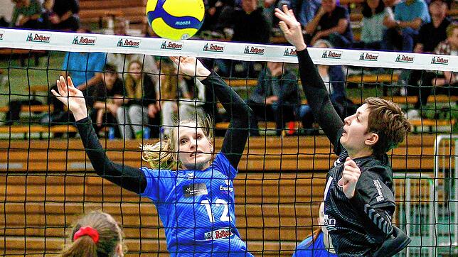 Die Villingerin Nina Schuhmacher (blaues Trikot) und Marina Maier vom VfB Ulm beobachten den Ball, der auf dem Netz tänzelt. Villingen ...