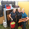 Jessica von Bredow-Werndl (rechts) mit Annika (links) und Anna, die sich um die Pferde kümmern. Bild: Roger Müller