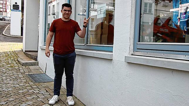 Volontär Tobias Weißert vor dem ehemaligen Friseursalon in der Hauptstraße. Wie viele andere Läden ist auch dieses Geschäft leerstehend.