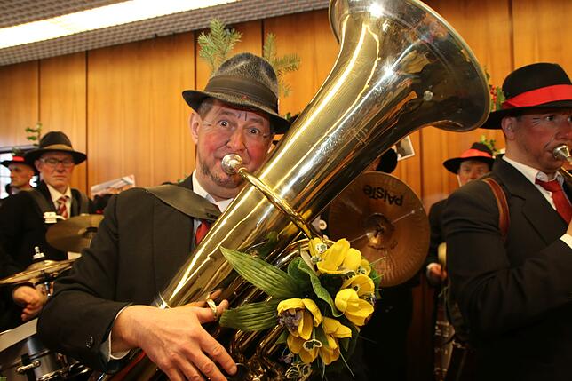 Die Wäldermusik heizte im Ratssaal des Bad Säckinger Rathauses tüchtig ein: Hier Bernd Maier.