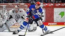 Alexander Karachun von den Wild Wings versucht sich vor Wolfsburgs Schlussmann Dustin Strahlmeier in Position zu bringen. Bild: Eibner