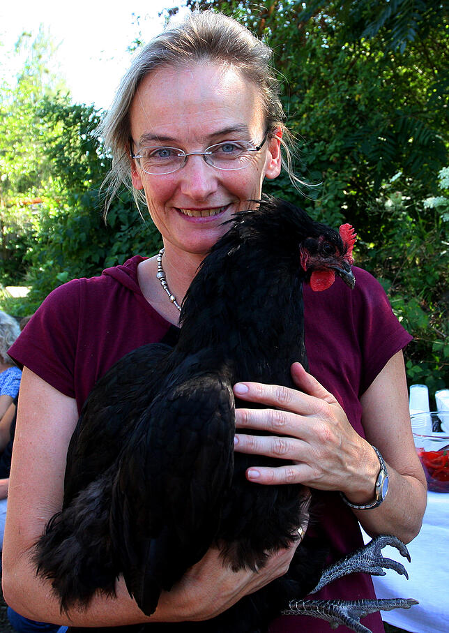 Randi von Stechow liebt Hühner und streichelt ebenfalls gerne das seidig weiche Gefieder der zutraulichen Tiere.