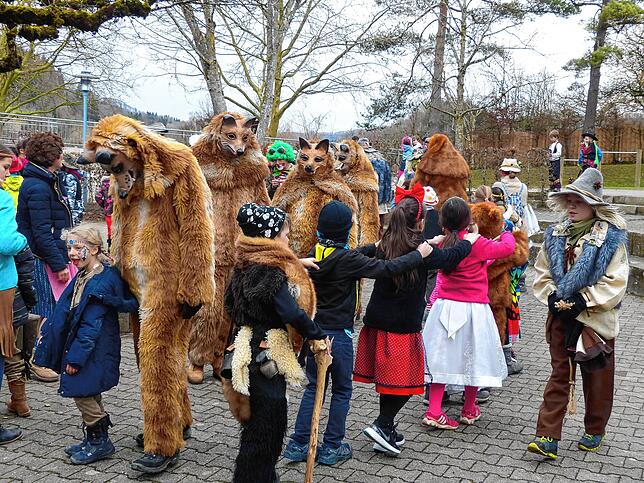 Schmotziger im „Tal“ 2020: Die Füchse befreiten im Deggenhausertal die Kinder aus der Schule und tanzten mit ihnen erst ...