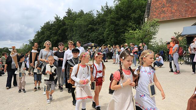 Die Schulkinder samt ihrer Lehrer nehmen in historischer Aufmachung an dem Umzug teil, der vom Ort bis ins Museum führt und bilden so ...