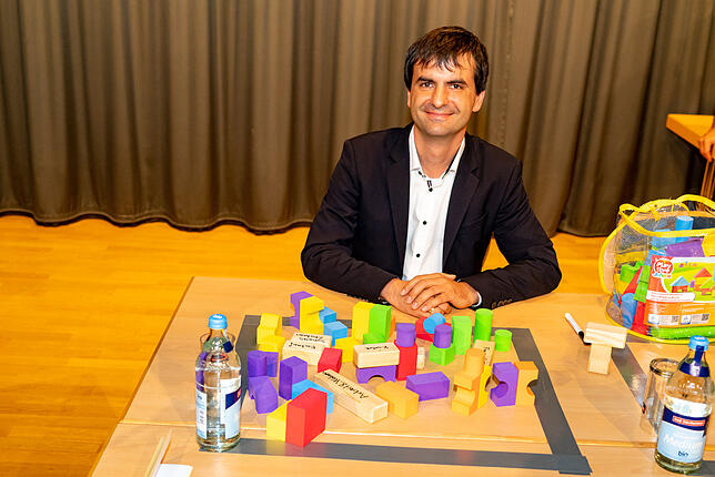 Jörg Röber setzt seine Vision mit bunten Bausteinen um.